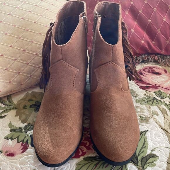 True Craft 7.5 tan faux suede ankle boots with fringe TC Wesley NWOT - Picture 8 of 9